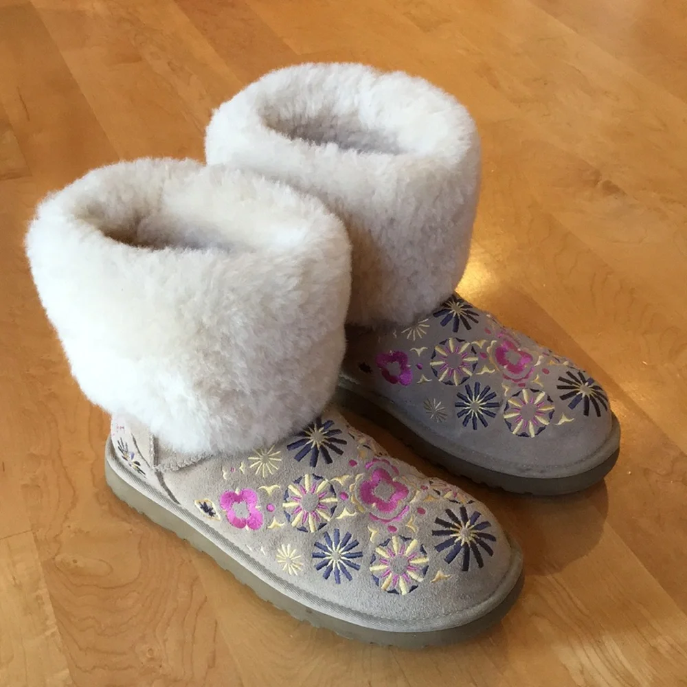 UGG | Floral Embroidered Sheep Shearling Cuff